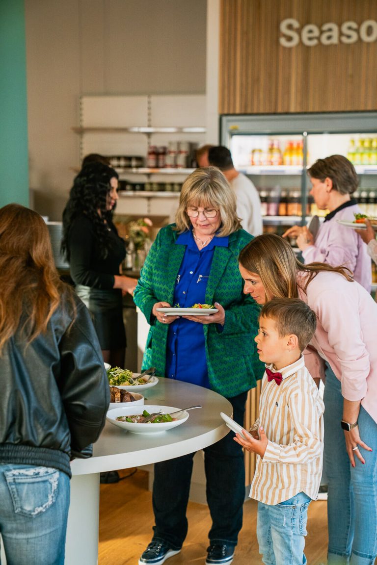 Gäste am Buffet in der Eventlocation in Fürth im Café Seasons – familienfreundlich feiern bei Hochzeit, Geburtstag oder Firmenevent