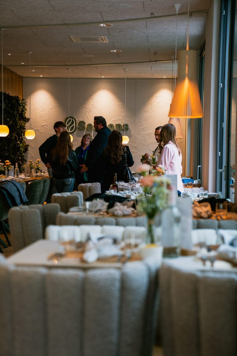 Gäste unterhalten sich in stilvoll gedeckter Eventlocation in Fürth im Café Seasons bei privater Feier oder Business-Event