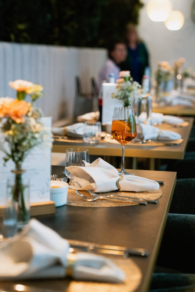Elegant gedeckter Tisch mit Aperitif in der Eventlocation in Fürth im Café Seasons – perfekte Kulisse für Hochzeiten, Geburtstage und Events