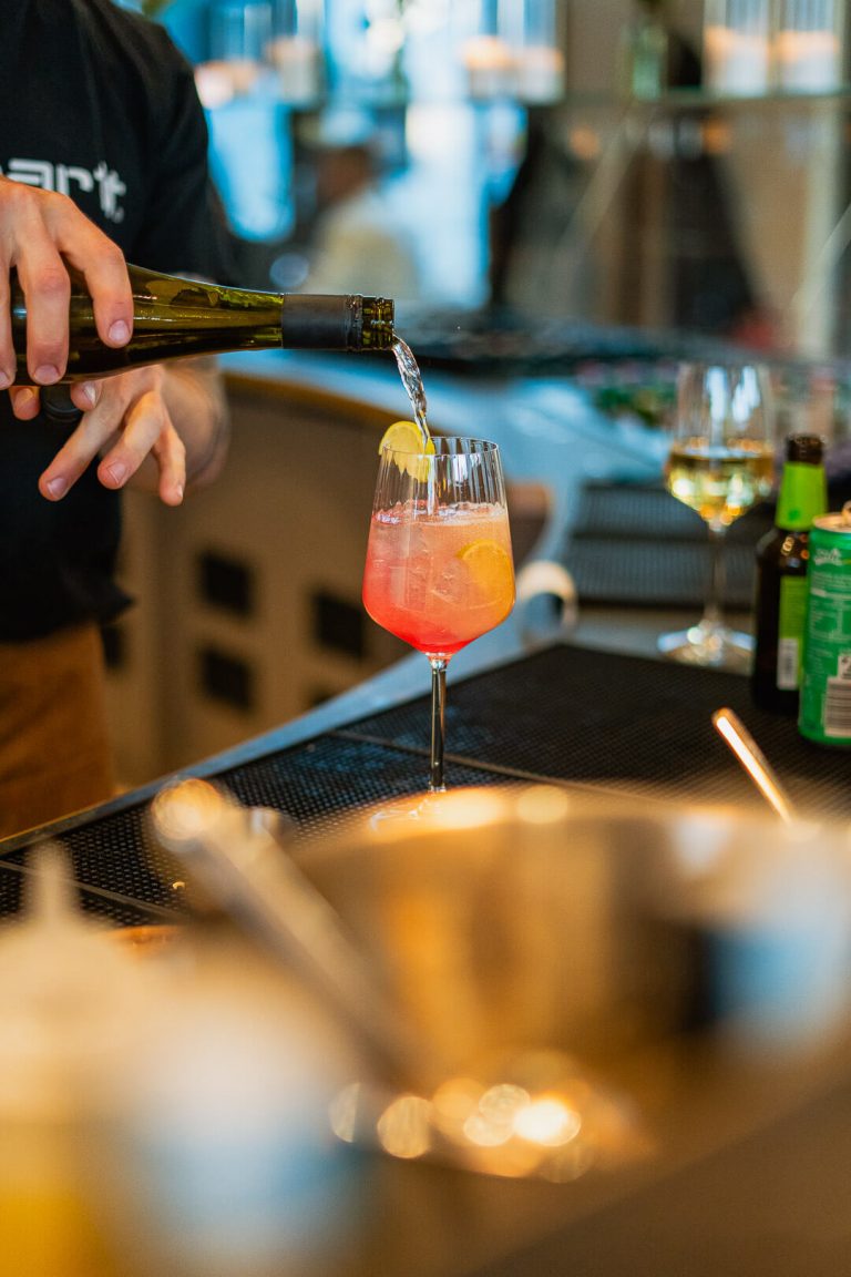 Barkeeper bereitet Aperitif mit Zitrone in stilvoller Eventlocation in Fürth im Café Seasons für Hochzeit oder Firmenevent zu