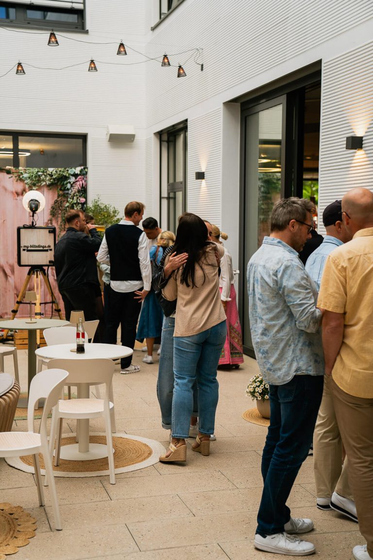 Gäste feiern im stilvollen Außenbereich der Eventlocation in Fürth im Café Seasons – ideal für Sommerfeste, Winterevents, Hochzeiten und Firmenevents
